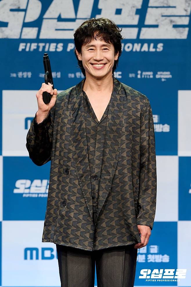 극 중 정호명 역을 맡은 신하균이 제작발표회에서 포즈를 취하고 있다. / 사진제공=MBC '오십프로'