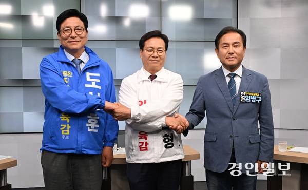 6.3 전국동시지방선거 인천시교육감 후보 초청 TV 토론회가 열린 20일 오후 인천시 부평구 LG헬로비전 북인천방송 스튜디오에서 도성훈 후보, 이대형 후보, 임병구 후보가 기념촬영을 하고 있다. 2026.5.20 /조재현기자 jhc@kyeongin.com