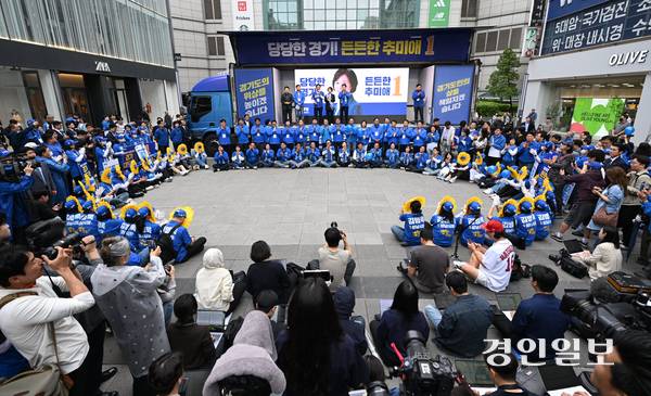 추미애 더불어민주당 경기도지사 후보와 정청래 대표, 김병욱 성남시장 후보가 21일 성남시 로데오거리에서 선거 유세를 하고 있다. 2026.5.21 /최은성기자 ces7198@kyeongin.com