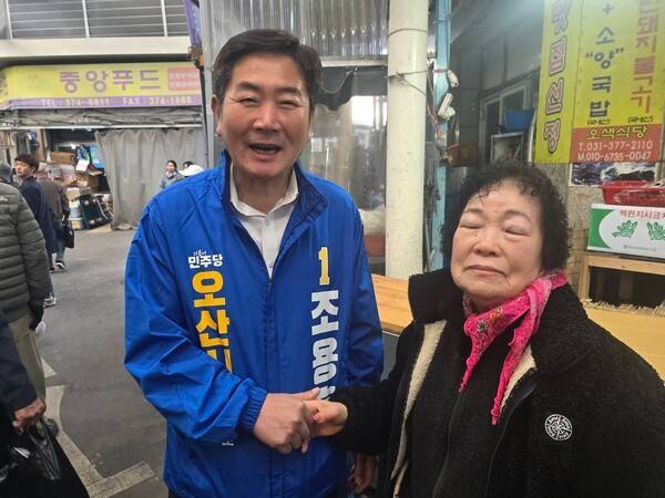 조용호 민주당 후보가 시민과 악수를 나누고 있다. <선거사무소 제공>