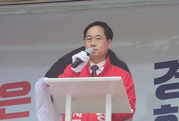 국민의힘 한경호 후보가 21일 광미사거리에서 연설을 하고 있다. /허귀용 기자