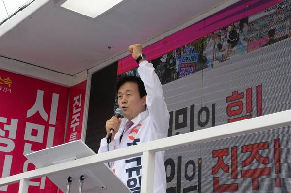 무소속 조규일 후보가 21일 자유시장에서 연설을 하고 있다. /허귀용 기자