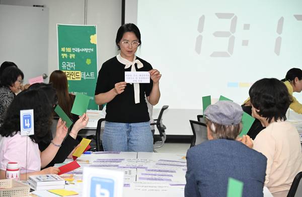 마산YMCA를 비롯한 지역 시민사회단체가 20일 오후 창원시 성산구 대원동 경남사회적경제혁신타운 대회의실에서 2026 지방선거를 앞두고 시민이 직접 후보자의 정책과 공약을 검토하고 평가하는 '유권자 정책·공약 블라인드 테스트 행사'를 열었다./김구연 기자