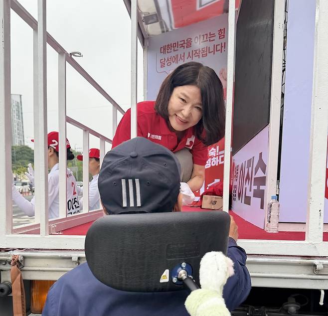 국민의힘 이진숙 달성군 국회의원 보궐선거 후보가 21일 오전 대구 달성군 다사읍 대실역 사거리에서 출정식을 열었다. /이진숙 후보 캠프 제공