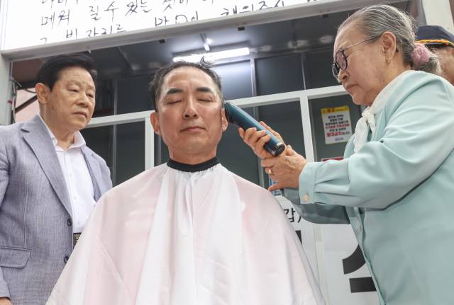 국민의힘 박민식 북갑 보궐선거 후보가 21일 오후 부산 북구 쌈지공원에서 열린 출정식에서 삭발을 하고 있다. 김종진 기자 kjj1761@