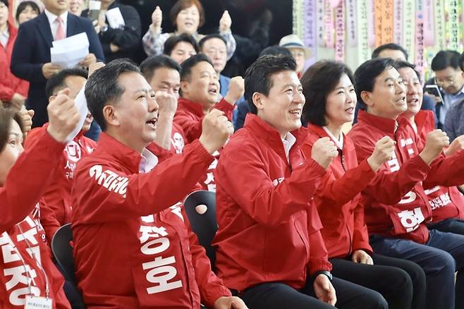 ▲ 국민의힘 구미시갑 선거대책위원장을 맡은 구자근 국회의원과 김장호 구미시장 후보, 시·도의원 후보들이 합동출정식에서 필승을 다짐하며 화이팅을 외치고 있다. 구자근 국회의원실 제공