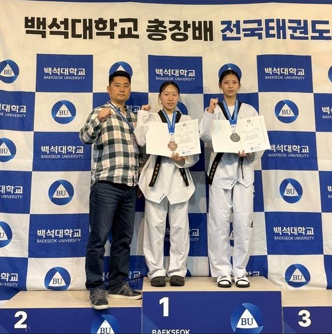 ▲ '제5회 백석대학교총장배 전국태권도대회'에서 입상한 구미제일고 오예빈(왼쪽부터)·박시은 선수와 정학철 감독이 기념촬영을 하며 선전을 다짐하고 있다. 구미제일고 제공