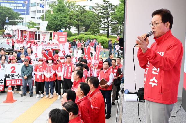 국민의힘 박완수 경남도지사 후보가 21일 오전 창원시 성산구 최윤덕 장상 동상 앞에서 열린 출정식에서 지지를 호소하고 있다./전강용 기자/