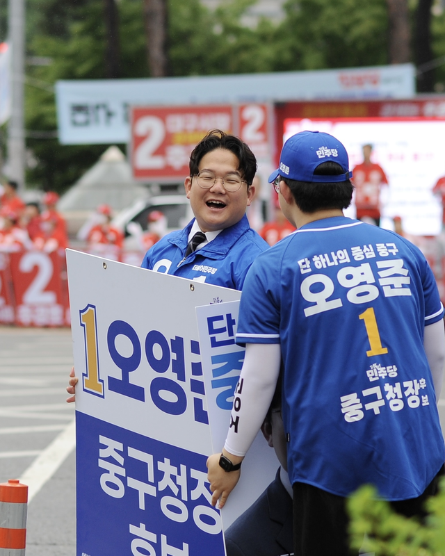 오영준 더불어민주당 대구 중구청장 후보가 6·3 지방선거 공식선거운동 첫날인 21일 거리 유세를 하고 있다. 오영준 캠프 제공