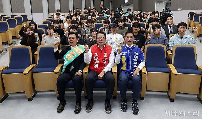 2026 제주대학생유권자행동이 21일 개최한 제주도지사 후보 초청 토론회가 끝나고 후보자와 참가자들이 기념촬영을 하고 있다. ⓒ제주의소리