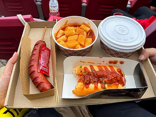 챔필 내에서 판매하고 있는 핫도그 등 간식거리. 김세화기자 3flower@mdilbo.com