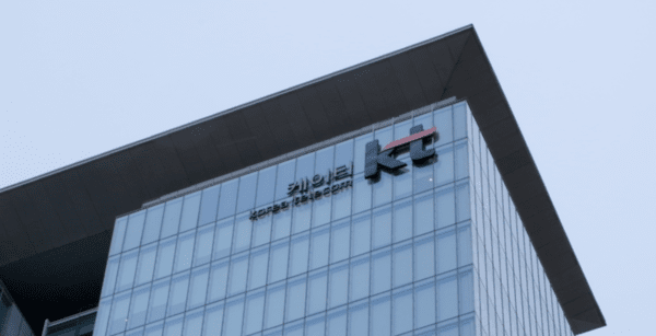 국가 대표 인공지능(AI) 기업 업스테이지가 상장을 앞두고 기업가치가 최대 5조원에 이를 것으로 전망됨에 따라 KT의 보유 지분 가치가 10배 가까이 뛸 것으로 예상된다. 사진은 KT 본사 전경. [출처=KT]