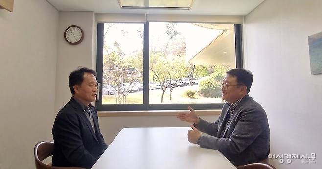 너싱홈에 대해 자세히 설명하고 있는 김영기 시설장 (오른쪽) / 이한세 객원기자