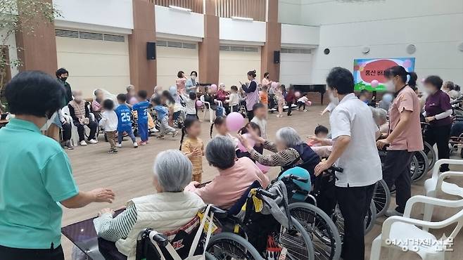 아이들과 어르신이 웃음으로 어우러진 '풍선 배드민턴' / 이한세 객원기자