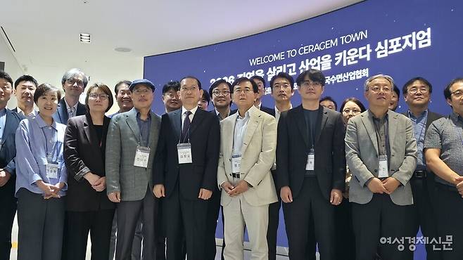 ​21일 서울 강남구 역삼동 본사에서 진행된 '지역을 살리고 산업을 키운다 심포지엄'에서 한국수면산업협회 진영수 회장이 환영사를 하고 있다. /김현우 기자21일 서울 강남구 역삼동 세라젬 본사에서 진행된 '지역을 살리고 산업을 키운다 심포지엄'에 참석한 한국수면산업협회 진영수 회장(아랫줄 왼쪽에서 세번째)과 스마트치유산업포럼 관계자들이 기념 사진을 찍고 있다. /김현우 기자