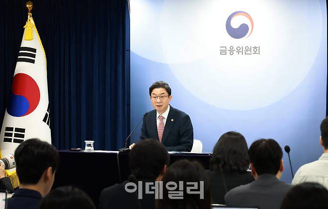 이억원 금융위원장이 21일 오전 서울 종로구 정부서울청사에서 개최한 출입기자단 간담회에서 국민주권정부 출범 1주년 계기 ‘금융분야 10대 핵심성과’를 발표했다.(사진=금융위원회)