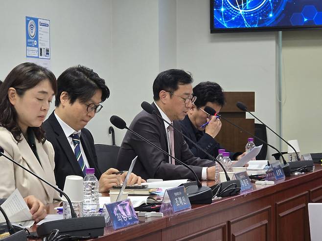 21일 서울 여의도 국회의원회관에서 이정헌 더불어민주당 의원 주최, 더불어민주당 정보통신특별위원회 주관으로 열린 ‘디지털 기술 상생 발전과 소비자 편익 확대를 위한 상호운용성 개선 방안 토론회’가 개최됐다. 송경재(우측 둘째) 상지대 교수가 발표하고 있다(사진=윤정훈 기자)