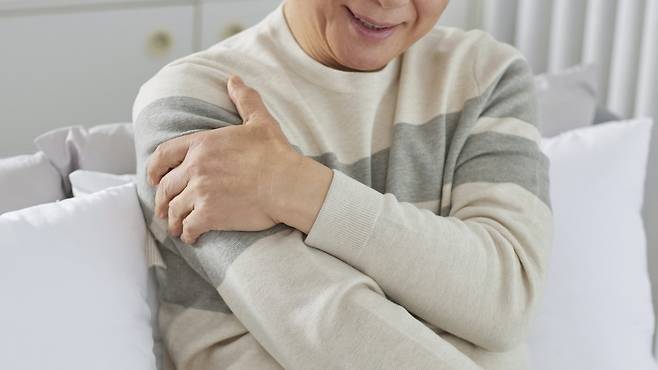 목·어깨 통증과 팔 저림의 원인은 목디스크가 아닌 상완신경총에서 갈라져 나오는 말초신경이 눌리는 것일 수도 있다 | 출처: 클립아트코리아