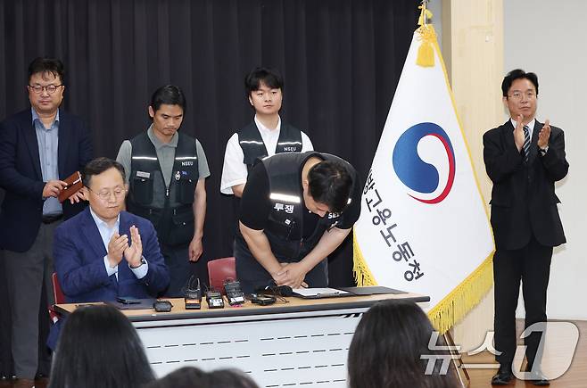 최승호 삼성그룹 초기업노동조합 삼성전자지부 위원장이 20일 경기 수원시 장안구 경기고용노동청에서 열린 삼성전자 임금협상을 마친 후 고개 숙여 인사를 하고 있다. 2026.5.20 ⓒ 뉴스1 김영운 기자