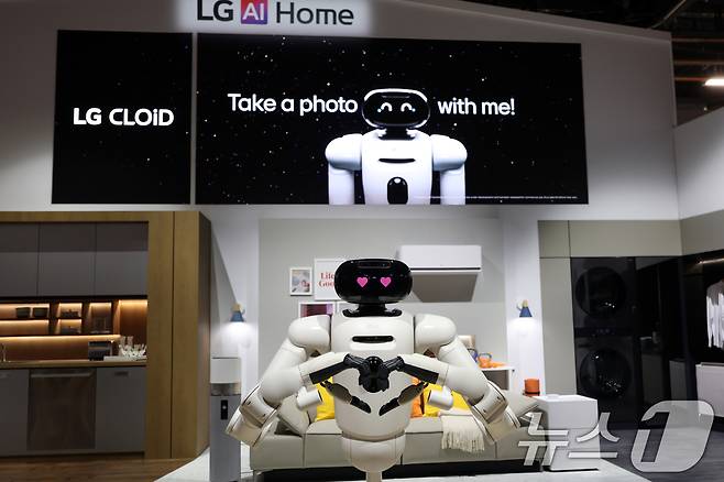 AI 홈로봇 'LG 클로이드'가 손하트를 만들고 있다. 2026.1.6 ⓒ 뉴스1 황기선 기자