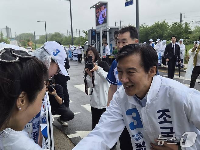 조국 조국혁신당 경기 평택을 국회의원 재선거 후보가  21일 오전 평택시 고덕면 해창리 KTX 경기남부역 예정 부지에서 공식선거운동 출정식을 열었다. 사진은 선거운동원들과 악수를 나누고 있는 모습. 2026.5.21 ⓒ 뉴스1 김기현 기자