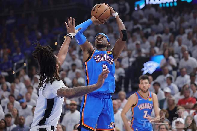 NBA 오클라호마시티가 21일(한국시간) 동부 콘퍼런스 결승 2차전에서 샌안토니오를 꺾고 시리즈 1승1패를 기록했다. ⓒ AFP=뉴스1