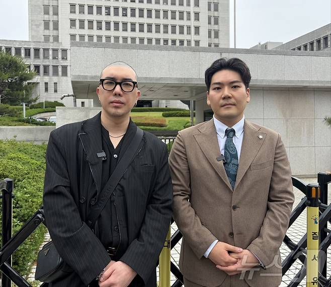 박준형 문신사(왼쪽)과 황진섭 법무법인 대련 변호사가 21일 비의료인의 문신 시술이 '무면허 의료행위'가 아니라는 취지의 대법원 전원합의체 선고를 받은 뒤 뉴스1과 인터뷰를 갖고 있다.2026.05.21 김종훈 기자 ⓒ 뉴스1