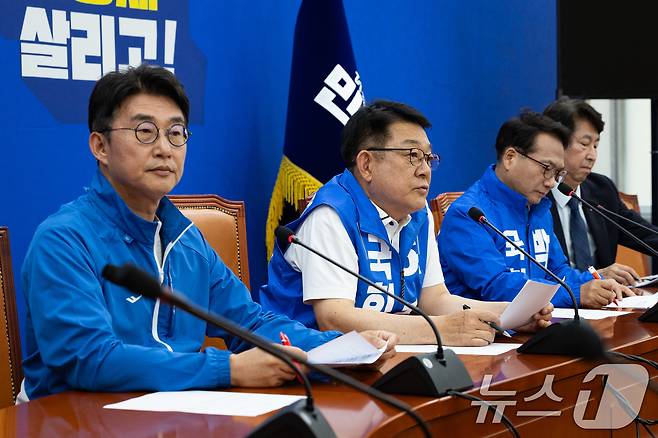 더불어민주당 인천 지역 국회의원들이 21일 서울 여의도 국회에서 유정복 국민의힘 인천시장 후보 가상자산 의혹, 배우자 음성 녹취 공개 긴급 기자회견을 하고 있다. 왼쪽부터 노종면, 허종식, 박선원, 이훈기 의원. 2026.5.21 ⓒ 뉴스1 유승관 기자