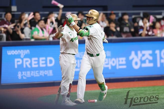 키움 히어로즈 김건희(오른쪽)가 21일 열린 2026 KBO리그 고척 SSG 랜더스전에서 3회말 만루 홈런을 터뜨린 뒤 기뻐하고 있다. (키움 히어로즈 제공)