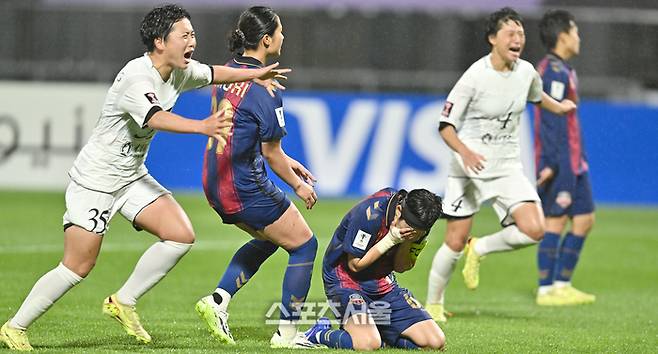 수원FC 위민 지소연이 20일 수원종합운동장에서 열린 2025~2026 아시아축구연맹(AFC) 여자 챔피언스리그(AWCL) 4강전 북한 내고향여자축구단과 경기에서 PK 실축 후 아쉬워하고 있다.  2026. 5. 20. 수원 | 최승섭기자 thunder@sportsseoul.com