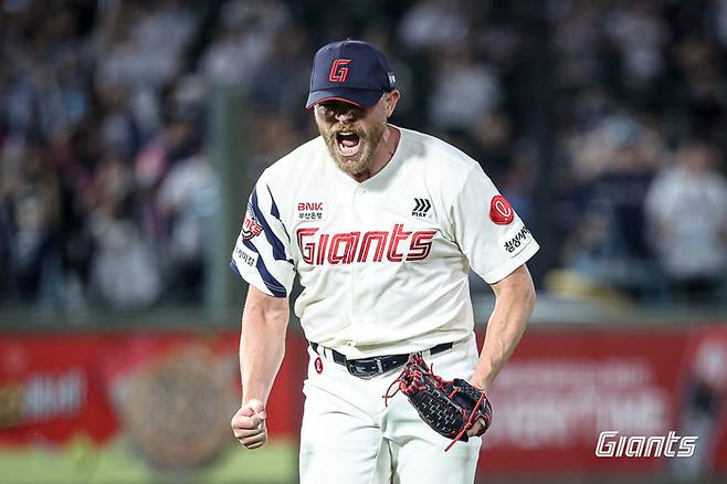 비슬리가 13일 사직구장에서 열린 2026 KBO리그 정규시즌 NC와 경기에 선발 등판해 이닝을 마친 후 포효하고 있다. 사진 | 롯데 자이언츠