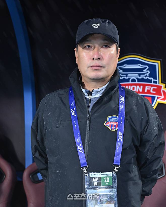 수원FC 위민 박길영 감독이 20일 수원종합운동장에서 열린 2025~2026 아시아축구연맹(AFC) 여자 챔피언스리그(AWCL) 4강전 북한 내고향여자축구단과 경기 전 그라운드를 응시하고  있다.  2026. 5. 20. 수원 | 최승섭기자 thunder@sportsseoul.com