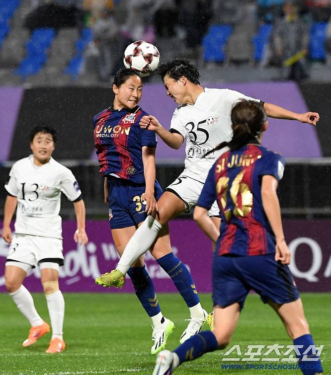 20일 수원종합운동장에서 열린 2025-2026시즌 아시아축구연맹(AFC) 여자 챔피언스리그(AWCL) 내고향여자축구단과 수원FC위민의 준결승전. 내고향여자축구단 안복영과 수원FC위민 하루히가 공중볼 경합을 펼치고 있다. 수원=박재만 기자 pjm@sportschosun.com/2026.05.20/