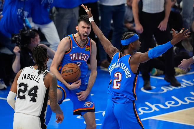 Oklahoma City Thunder center Chet Holmgren (7) celebrates with guard Shai Gilgeous-Alexander (2) after a dunk during the second half of Game 2 in the Western Conference finals NBA basketball playoffs series against the Oklahoma City Thunder Wednesday, May 20, 2026, in Oklahoma City. (AP Photo/Tony Gutierrez)        <저작권자(c) 연합뉴스, 무단 전재-재배포, AI 학습 및 활용 금지>