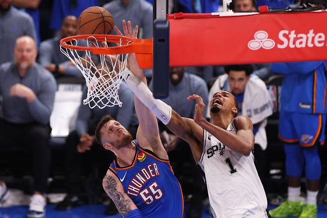 San Antonio Spurs forward Victor Wembanyama (1) shoots against Oklahoma City Thunder center Isaiah Hartenstein (55) during the second half of Game 2 in the Western Conference finals NBA basketball playoffs series Wednesday, May 20, 2026, in Oklahoma City. (AP Photo/Nate Billings)







<저작권자(c) 연합뉴스, 무단 전재-재배포, AI 학습 및 활용 금지>
