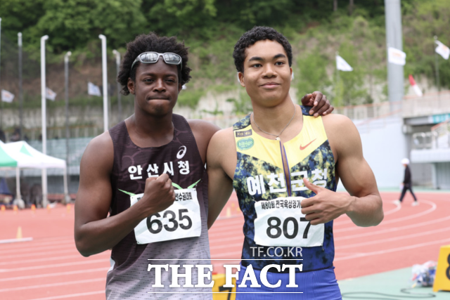 지난 12일 열린 제80회 전국육상경기선수권대회’ 남자 100m 결선에서 나란히 1,2위를 차지한 조엘진(오른쪽)과 비웨사가 기념촬영하고 있다./정선=대한육상연맹