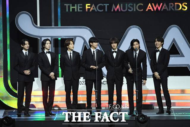 방탄소년단의 부산 콘서트 2일 차 공연이 라이브 뷰잉을 통해 전 세계 관객들과 만난다. 사진은 '2022 더팩트 뮤직 어워즈'에 참석한 방탄소년단이 수상 소감을 말하는 모습. /더팩트 DB