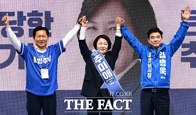 추미애 더불어민주당 경기도지사 후보와 정청래 더불어민주당 대표, 김병욱 성남시장 후보가 6.3 지방선거 공식선거운동 첫날인 21일 오전 경기 성남시 분당 서현역 앞에서 열린 출정식에서 도착해 지지자들을 향해 손을 흔들고 있다. /성남=임영무 기자