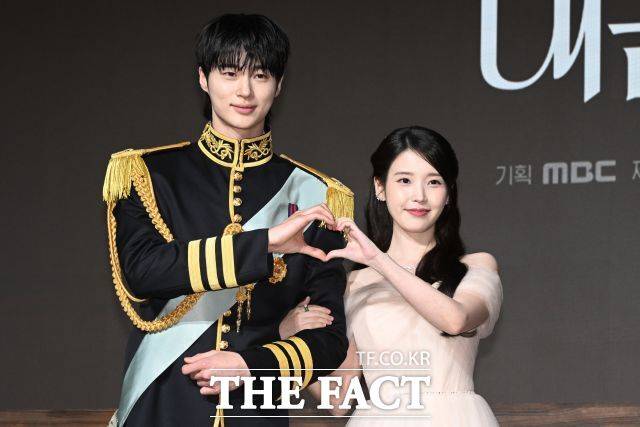 한국콘텐츠진흥원이 MBC '21세기 대군부인'의 제작 지원금 환수 여부를 검토할 예정이라고 밝혔다. 사진은 배우 변우석(왼쪽)과 아이유가 '21세기 대군부인' 제작발표회에 참석해 포즈를 취하는 모습. /김성렬 기자