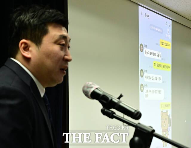 고 김새론 유족의 법률대리인 부지석 법무법인 부유 대표변호사가 지난해 3월 서울 서초구 스페이스쉐어 강남역센터에서 기자회견을 열고 배우 김수현과 고인의 문자 내용을 공개하고 있다. /이새롬 기자