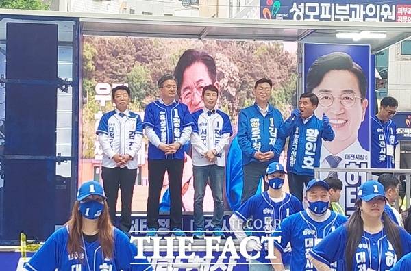 허태정 민주당 대전시장 후보가 21일 민주당 대전시당과 함께 으능정이 거리에서 출정식을 가진 가운데 5개 구청장 후보들이 연단에서 인사를 하고 있다. 왼쪽부터 김찬술 대덕구청장 후보, 정용래 유성구청장 후보, 전문학 서구청장 후보, 김제선 중구청장 후보, 황인호 동구청장 후보. /선치영 기자