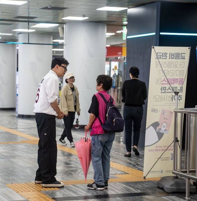 부산 북구갑 재보궐 선거에 출마한 한동훈 무소속 후보가 21일 덕천역 막차를 타고 귀가하는 주민들을 상대로 첫 공식 선거 운동에 나섰다. 한동훈 캠프 제공