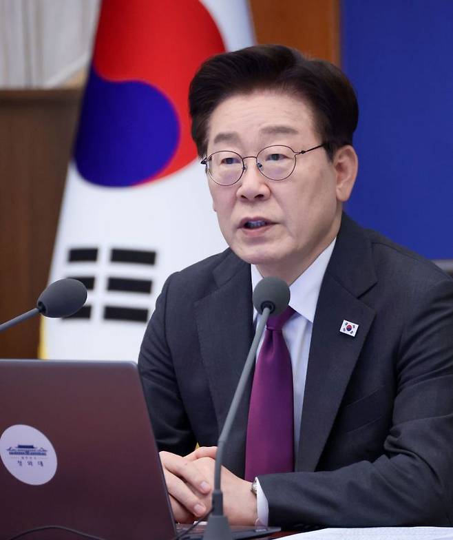 이재명 대통령이 21일 청와대에서 열린 수석보좌관회의에서 발언하고 있다. 연합뉴스
