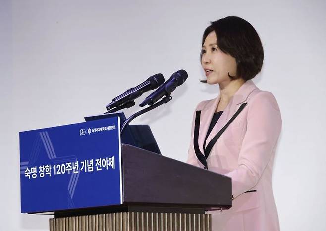 김혜경 여사가 21일 서울 강남의 한 호텔에서 열린 숙명 창학 120주년 기념 전야제에서 축사하고 있다. [청와대통신사진기자단] 연합뉴스