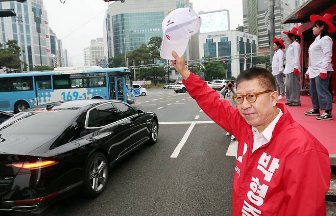 [부산=뉴시스] 하경민 기자 = 제9회 전국동시지방선거 공식 선거운동 첫날인 21일 부산 부산진구 서면교차로에서 박형준 국민의힘 부산시장 후보가 출근길 시민들에게 인사하며 지지를 호소하고 있다. 2026.05.21. yulnetphoto@newsis.com