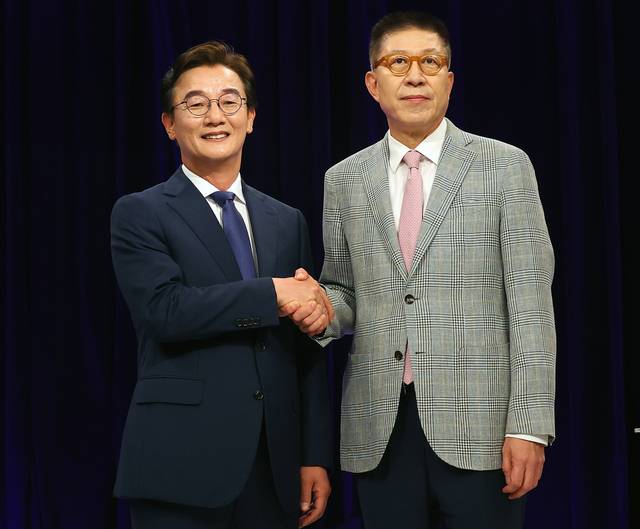 전재수 더불어민주당 부산시장 후보와 박형준 국민의힘 부산시장 후보가 19일 오후 부산 KNN에서 진행된 부산시장 후보자 토론회에 앞서 악수하고 있다. [연합뉴스]