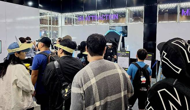 어트랙션 체험존에 줄이 길게 늘어섰다