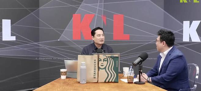극우 유튜버로 활동하는 강용석 변호사(왼쪽)가 이상규 국민의힘 당대표 특보와 함께 대화하는 모습. 유튜브 갈무리