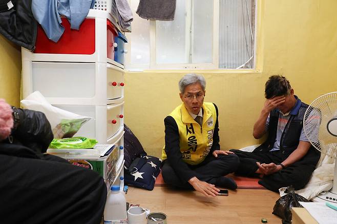 권영국 정의당 서울시장 후보가 21일 오전 서울 용산구 동자동 쪽방을 찾아 주민과 이야기를 나누고 있다. 김정효 기자 hyopd@hani.co.kr
