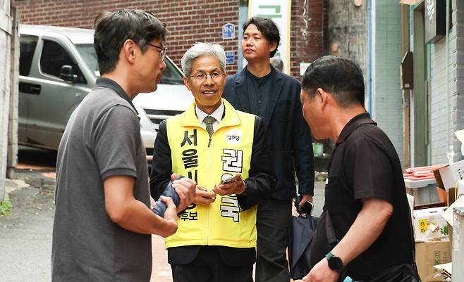 권영국 정의당 서울시장 후보가 21일 오전 서울 용산구 동자동 쪽방촌을 살펴보고 있다. 김정효 기자
